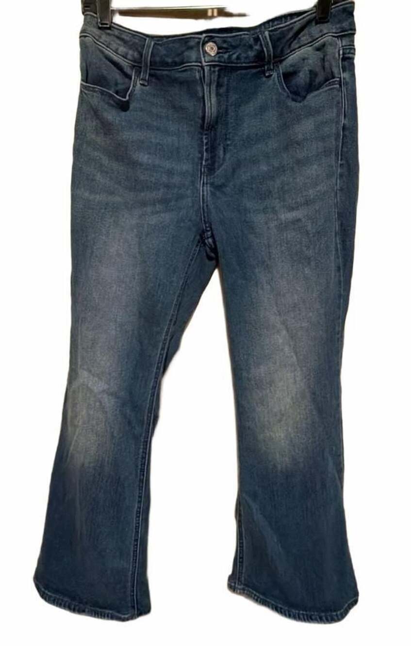 Old Navy High-Rise Wow Flare Jeans in Medium Wash Size 10 Short
